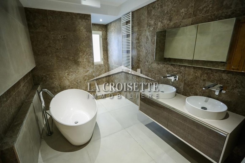 Triplex S+5 avec piscine à La Soukra